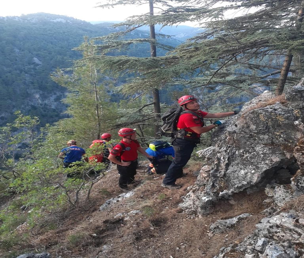 Seydikemer’de kayalıklardan uçuruma düşen kişi aranıyor