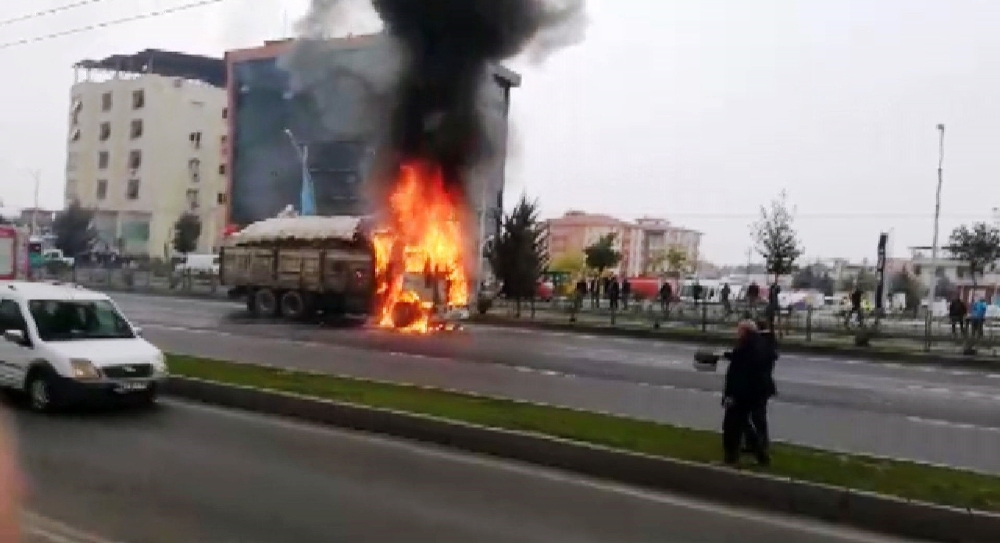 Seyir Halindeki Kamyon Alev Topuna Döndü