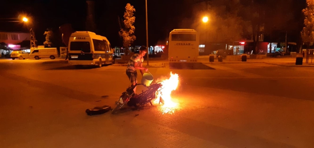 Seyir halindeki motosiklet alev alev yandı
