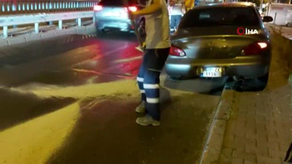 Seyir halindeki otomobilin benzin deposu yola boşaldı