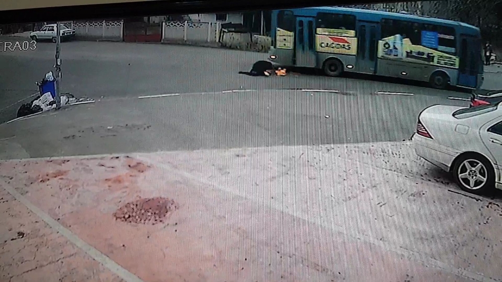 Seyir Halindeyken Halk Otobüsünün Kırılan Kapısından Düştü