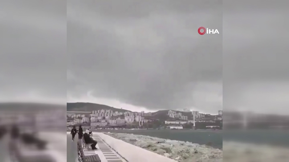 Şiddetli dolu ve yağmur balıkçı barınağını kullanılmaz hale getirdi