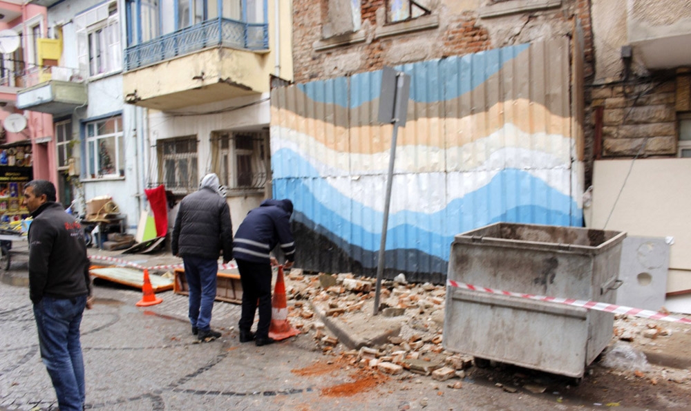 Şiddetli fırtına sebebiyle duvar otomobilin üstüne devrildi