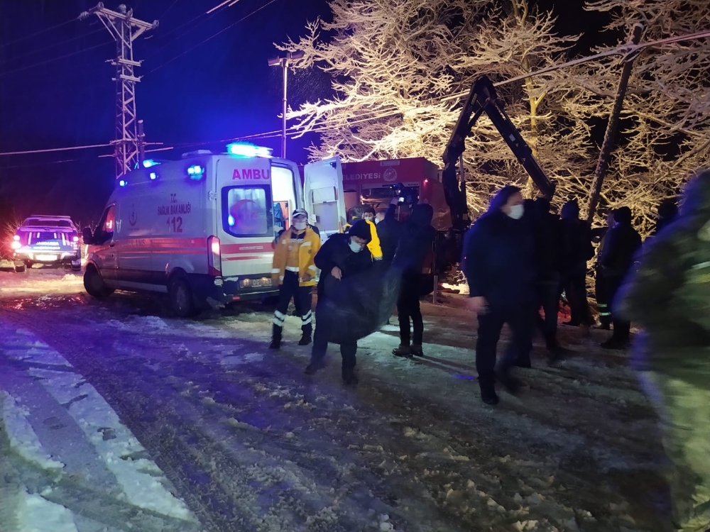 Şiddetli karda yoldan çıkan kamyonet şarampole uçtu: 6 yaralı