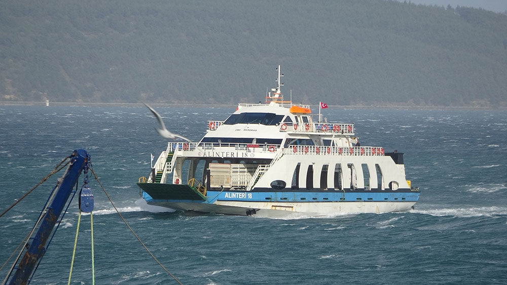 Şiddetli lodos etkili oluyor, feribotlar beşik gibi sallanıyor