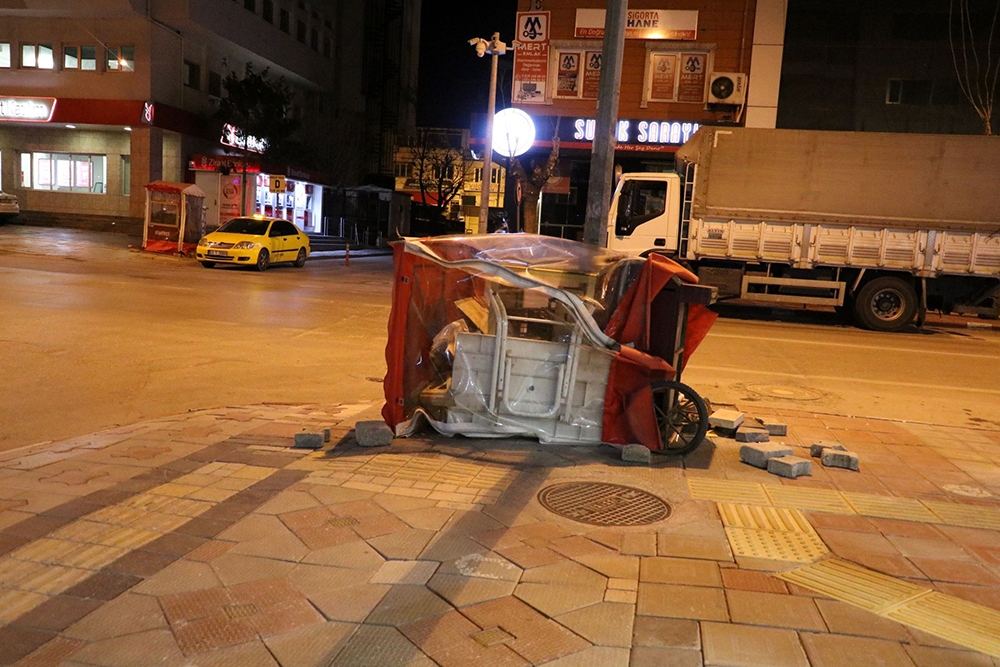 Şiddetli rüzgar beton direkleri yıktı, kabinleri yerinden söktü
