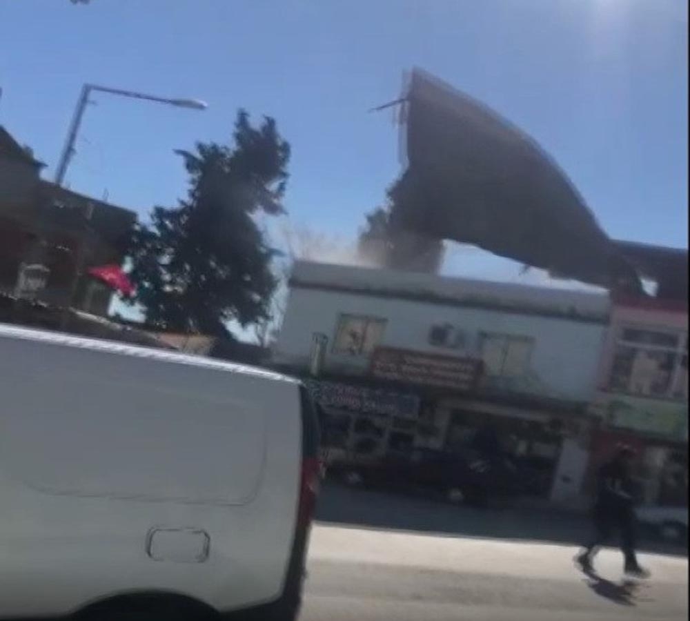 Şiddetli rüzgar çatıyı böyle uçurdu