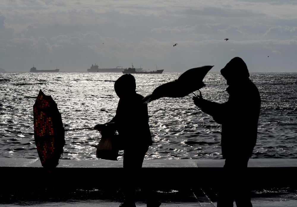 Şiddetli Rüzgar Nedeniyle Şemsiyeler Havada Uçuştu
