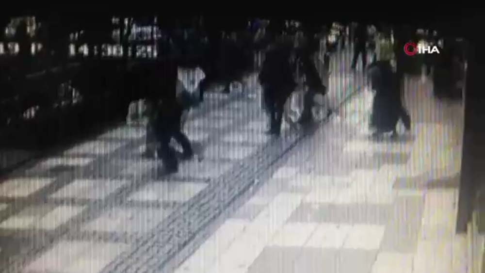 Şiddetli Rüzgarda Vatandaşların Üstüne Cam Düştü: 1 Yaralı