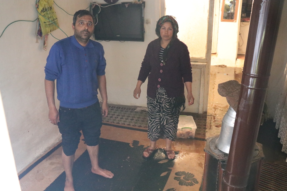 Şiddetli yağış nedeniyle evini su bastı