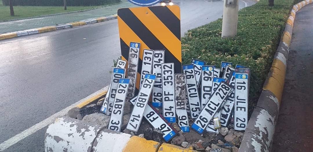 Şiddetli yağış yolları göle çevirince araç plakaları yollara saçıldı