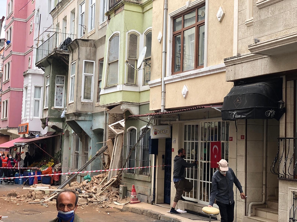 Şiddetli yağmur sonrası 2 katlı metruk binanın bir kısmı çöktü
