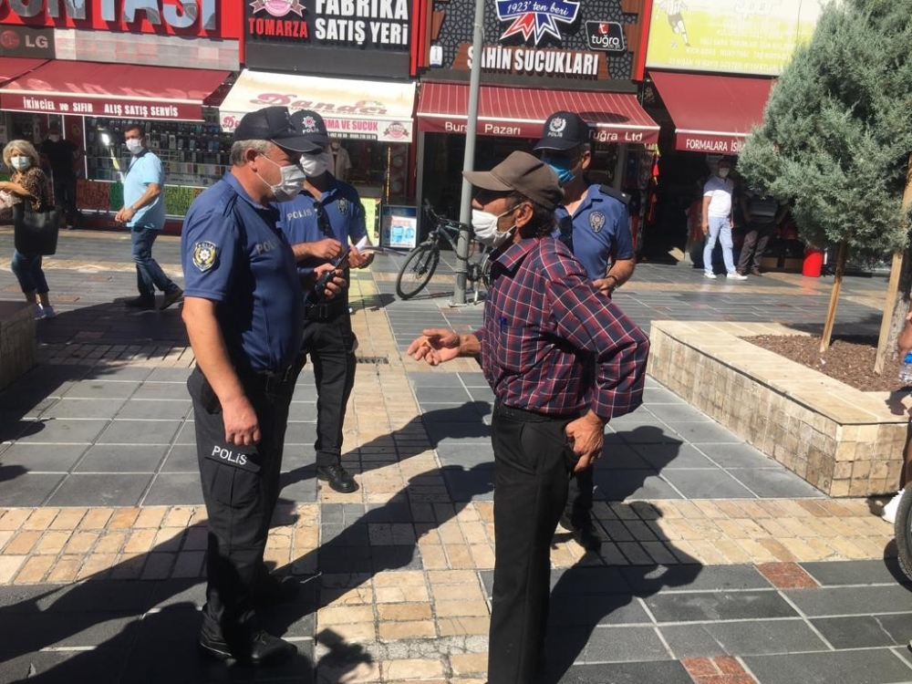 Sigara içmek için maskesini çıkaran vatandaş cezadan kurtulamadı