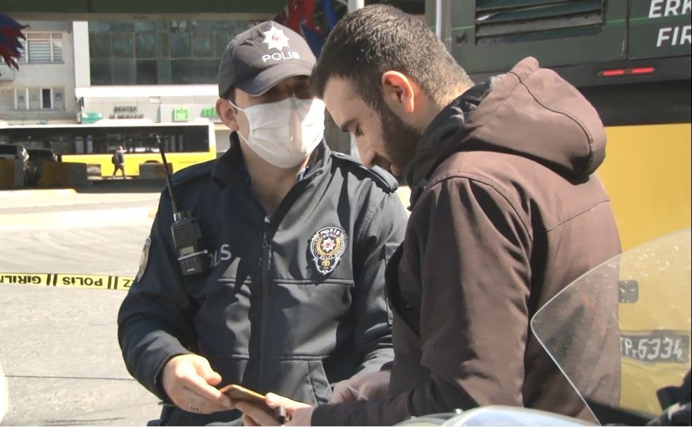 Sigortalı olduğunu ispat edemeyen kurye ile polis arasında tartışma