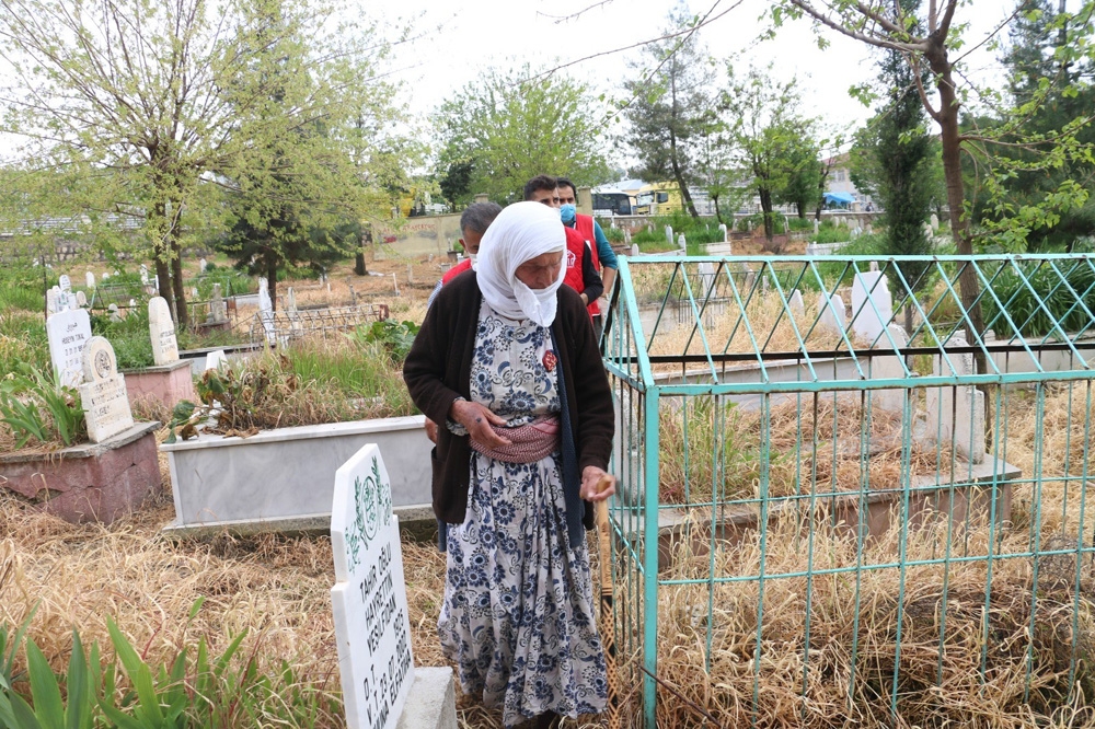 Siirt’te 80 yaşındaki şehit annesi oğlunun mezarına götürüldü