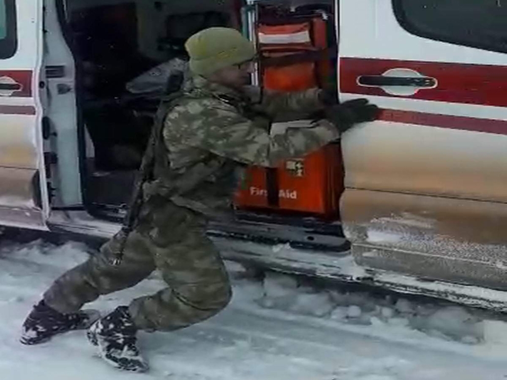 Siirt’te ambulans kara saplandı, yardıma Mehmetçik koştu