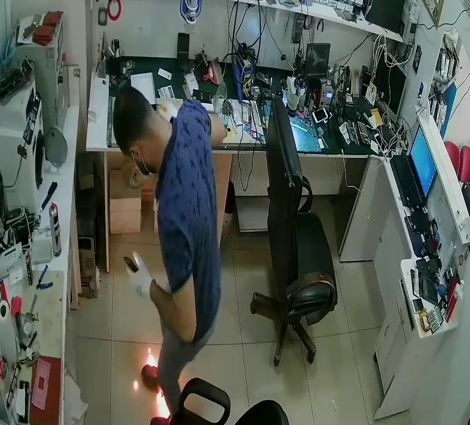 Siirt’te cep telefonu bataryası bomba gibi patladı