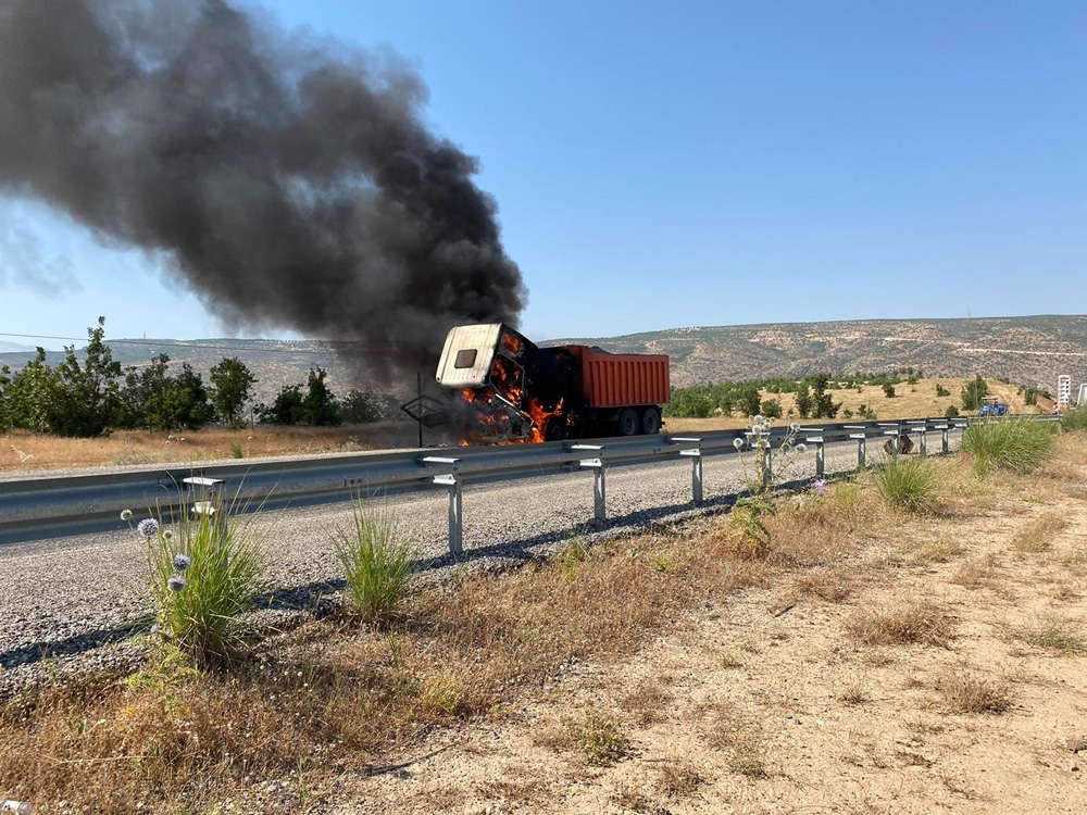 Siirt’te seyir halindeki kamyon alev aldı