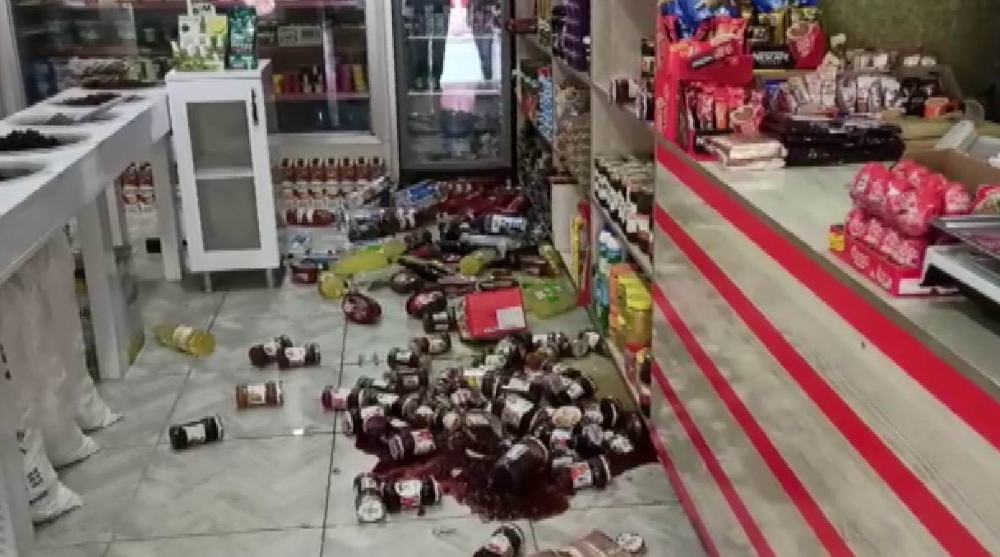 Siirt’teki deprem, bazı ev ve iş yerlerinde hasara neden oldu