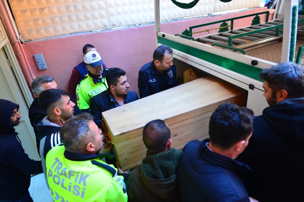 Silahını Temizlerken Kendi Vuran Polisin Cenazesi Alındı