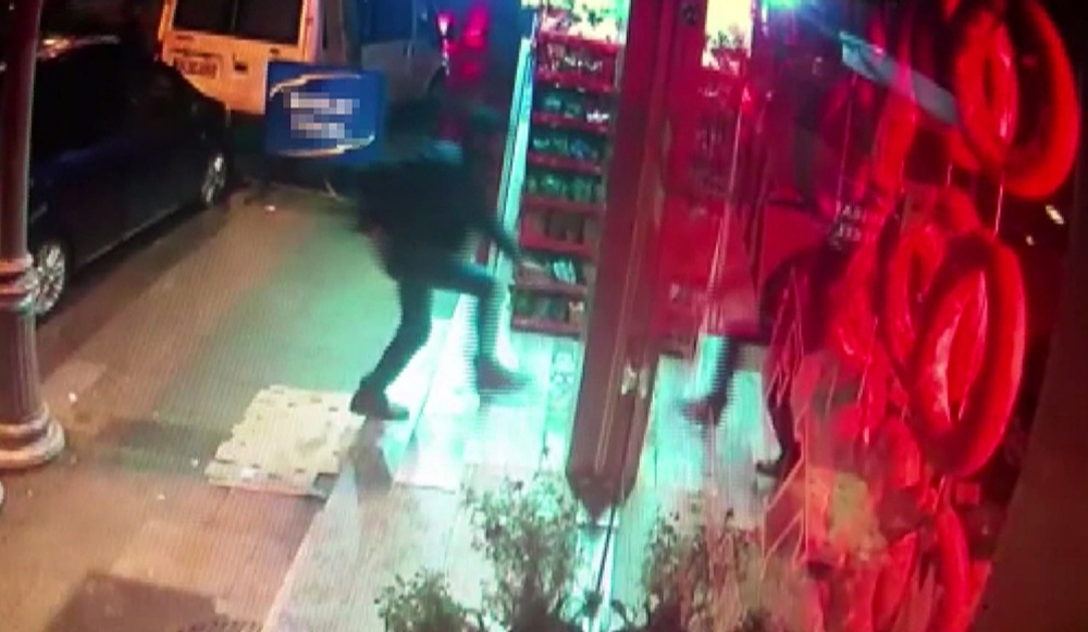 Silahlı Şahsın Tekel Bayisini Soyduğu Anlar Kamerada