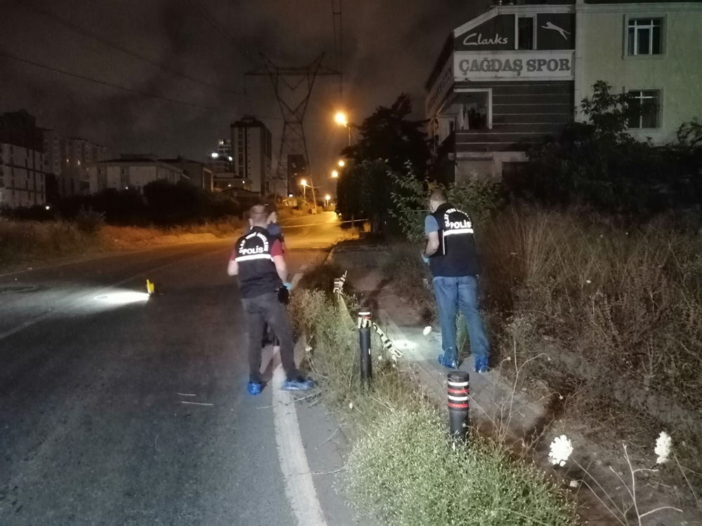 Silahlı saldırgan yolda yürüyen gence kurşun yağdırdı