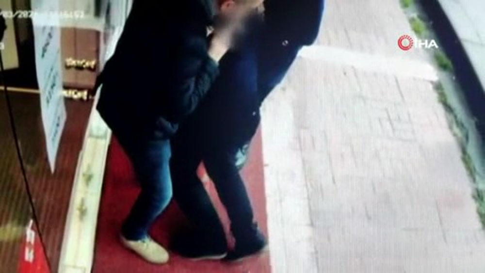 Silahlı soygun girişimi sonrası şahısların kaçma anı kamerada