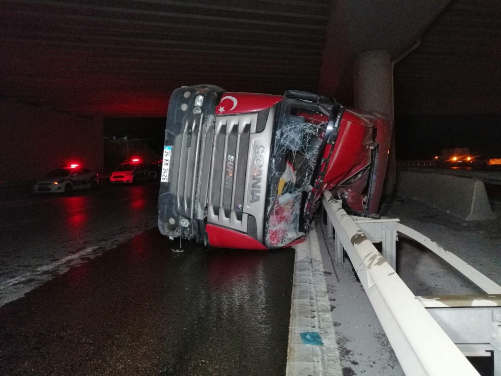 Şile otoyolunda hafriyat yüklü kamyon yan yattı