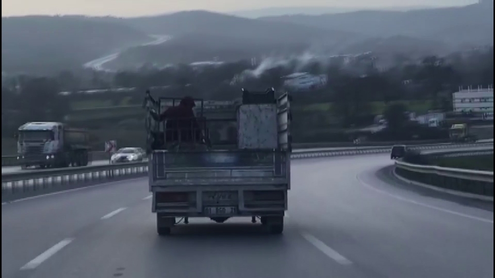 Şile’de kamyonet kasasında tehlikeli yolculuk objektife böyle yansıdı