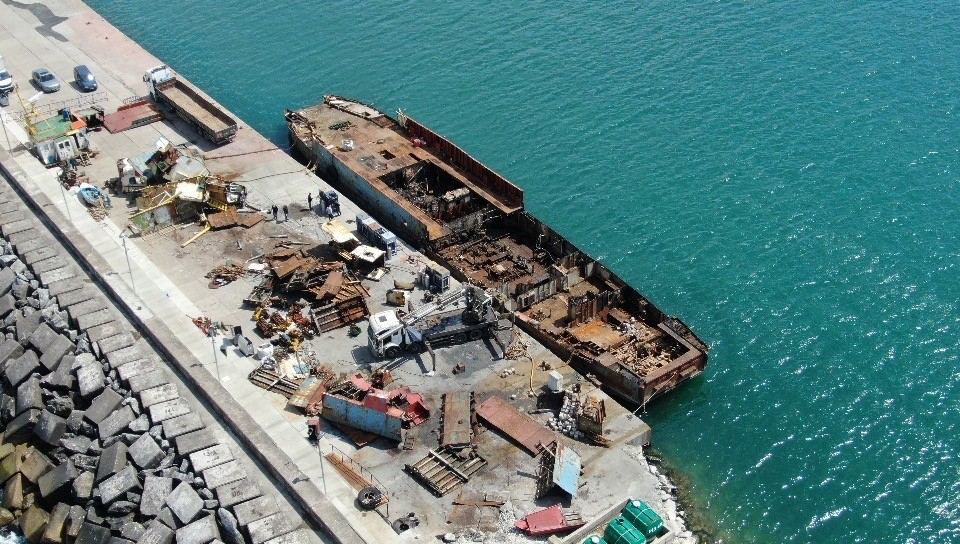 Şile’de yanan yük gemisi parçalara ayrılıyor