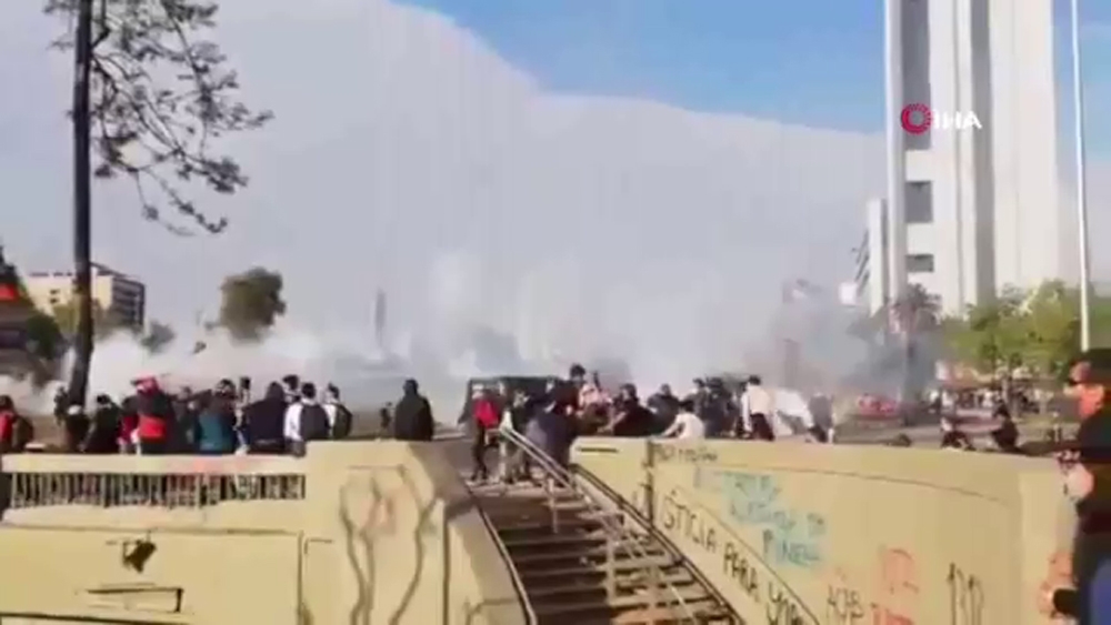 Şili’de polis çocuğu köprüden itti, gösteriler yeniden başladı