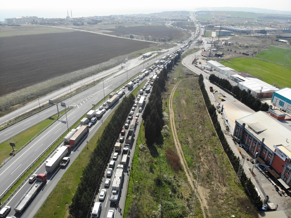 Silivri D-100 Karayolu’nda oluşan kuyruk havadan görüntülendi