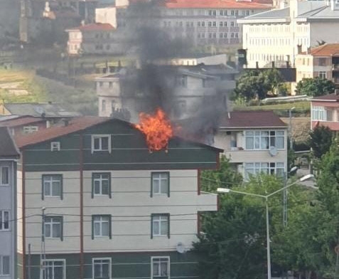 Silivri’de 4 katlı binanın çatısı alev alev yandı