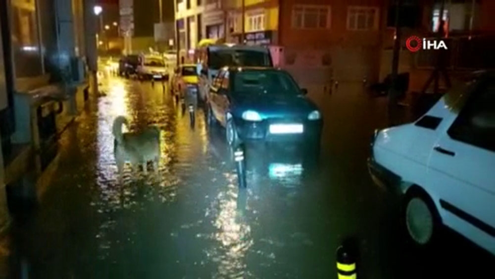 Silivri’de bazı cadde, sokak ve işyerlerini su bastı