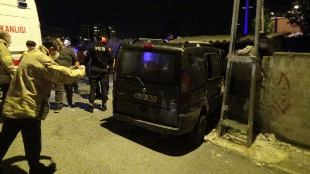 Silivri’de otomobil bir evin odunluğuna girdi