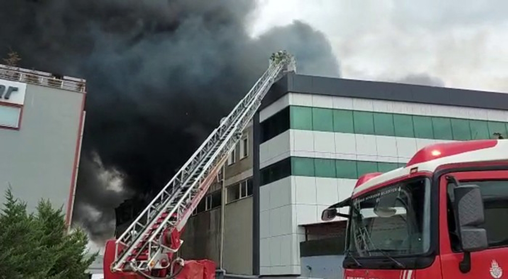 Silivri’de sünger fabrikası alevlere teslim oldu