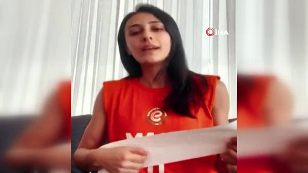 Simge Aköz, evde kalanlara moral vermek için şarkı söyledi