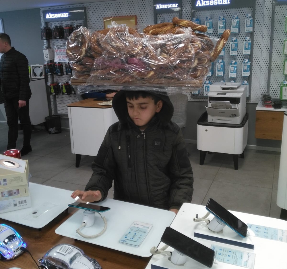 Simit tablasıyla girdiği bayide telefonla oynayan çocuğun görüntüleri yürek burktu