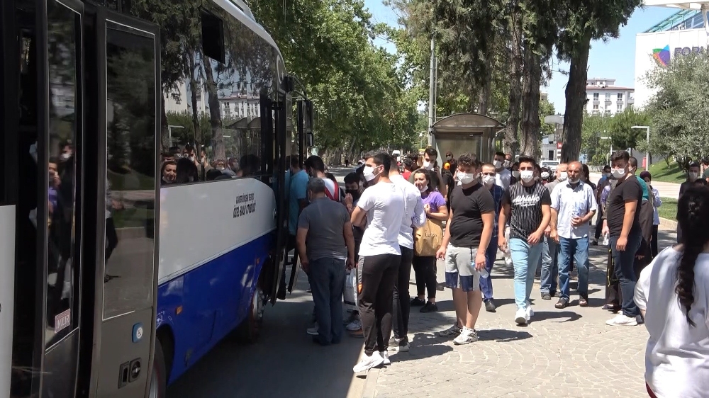 Sınavda alınan tedbirler duraklarda çöp oldu