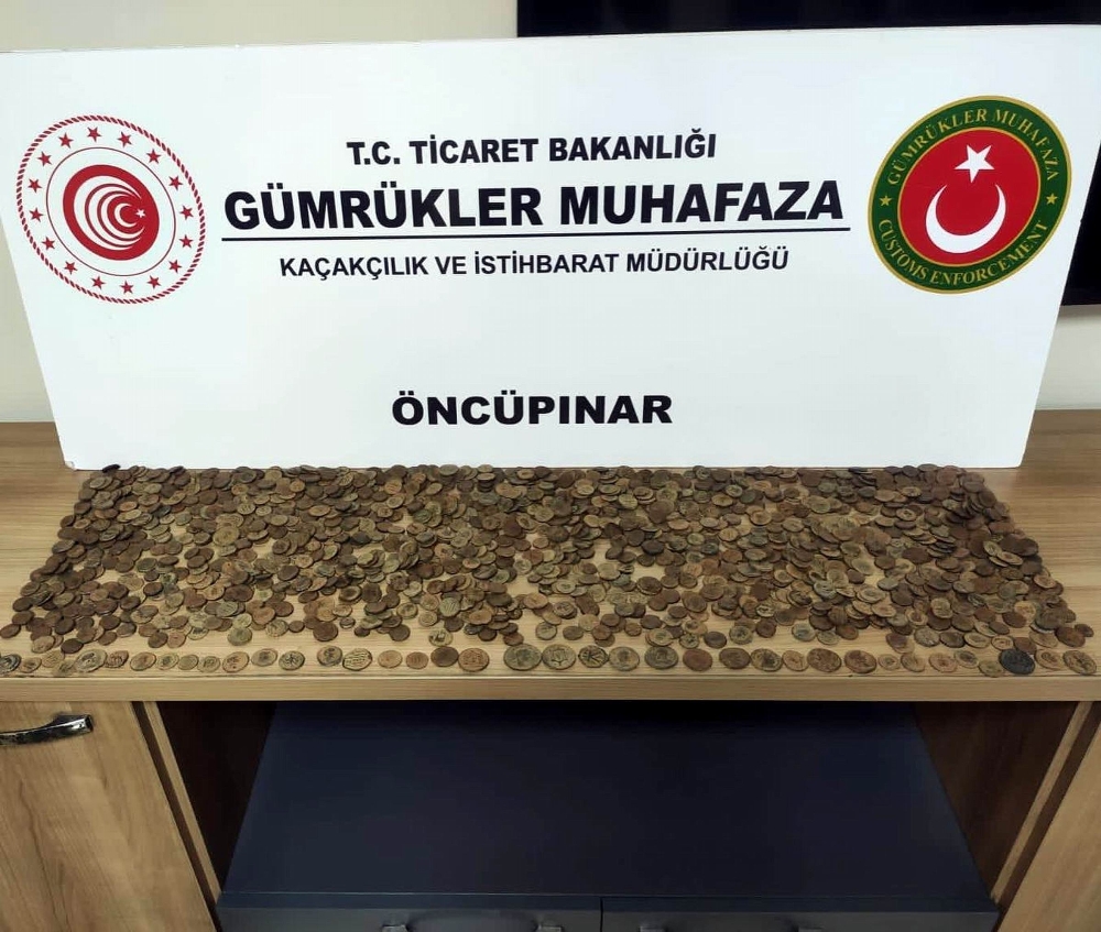 Sınır kapısında bin 380 adet tarihi sikke ele geçirildi