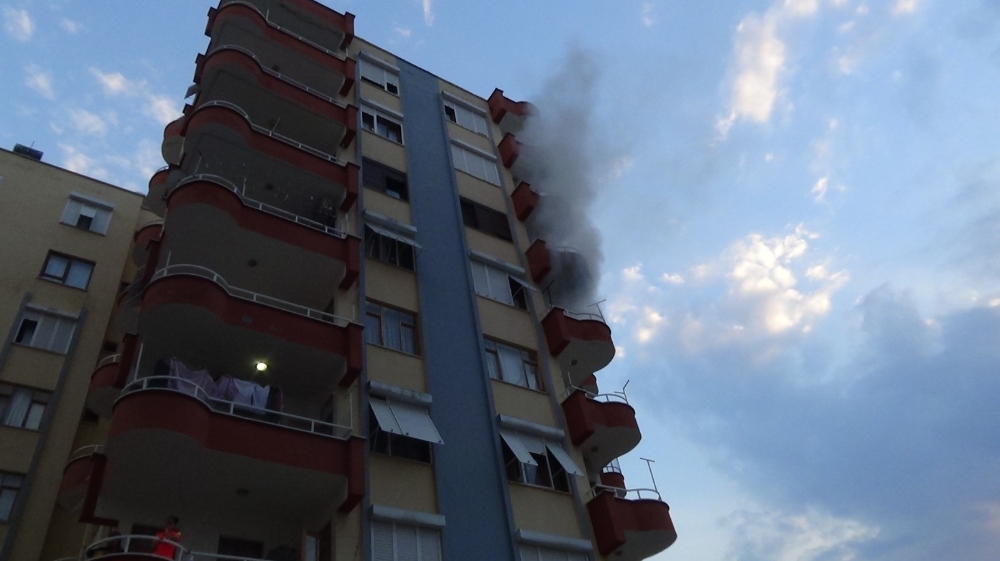 Sinir kriz geçiren kadın, kocasının eşyalarını balkonda yakmaya kalktı