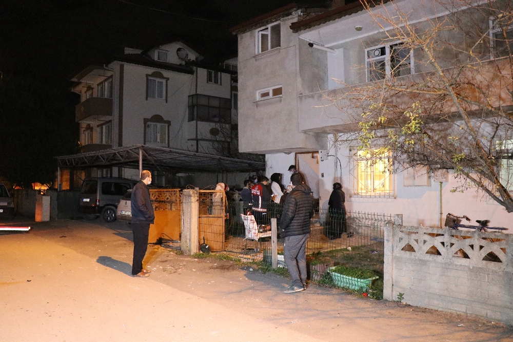 Sinir krizi geçiren kadın mahalleliyi sokağa döktü