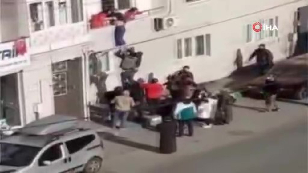 Sinir krizi geçirip penceren atlamaya çalışan kızı babası kurtardı