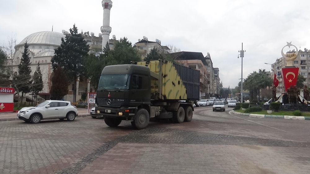 Sınıra komando ve mühimmat sevkiyatı