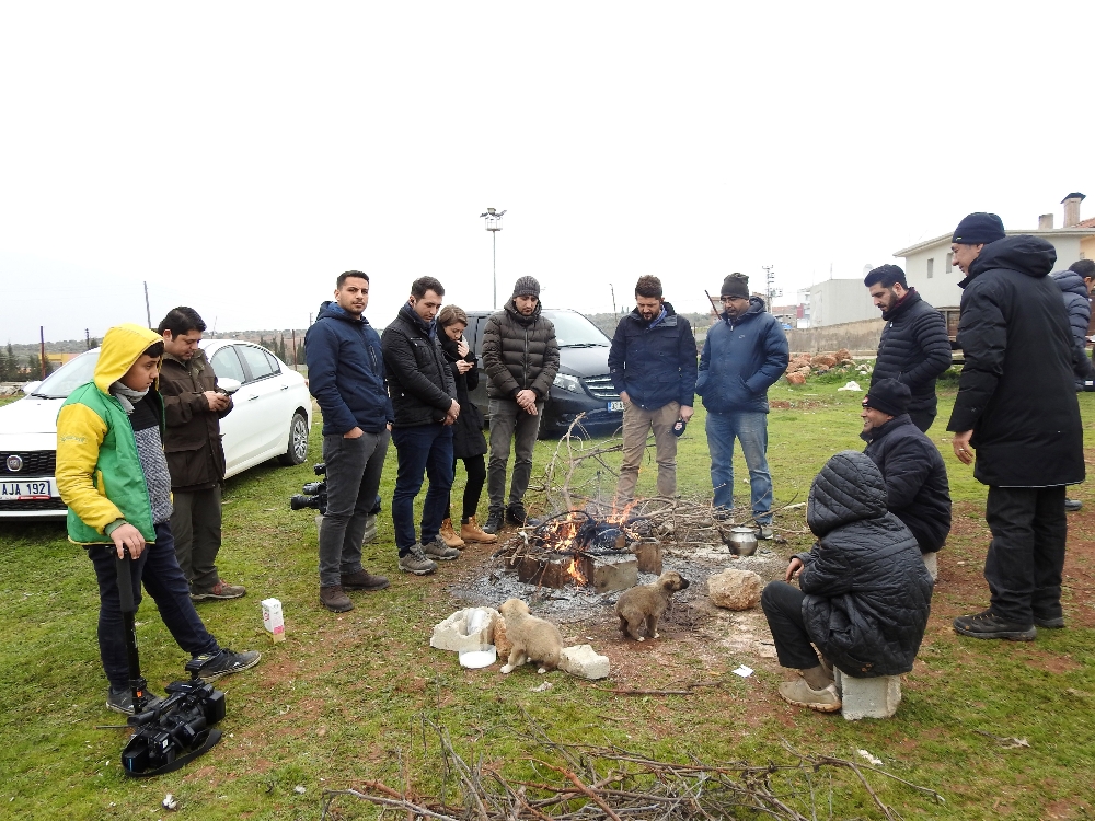 Sınırda haber nöbeti tutan gazetecilerden örnek davranış