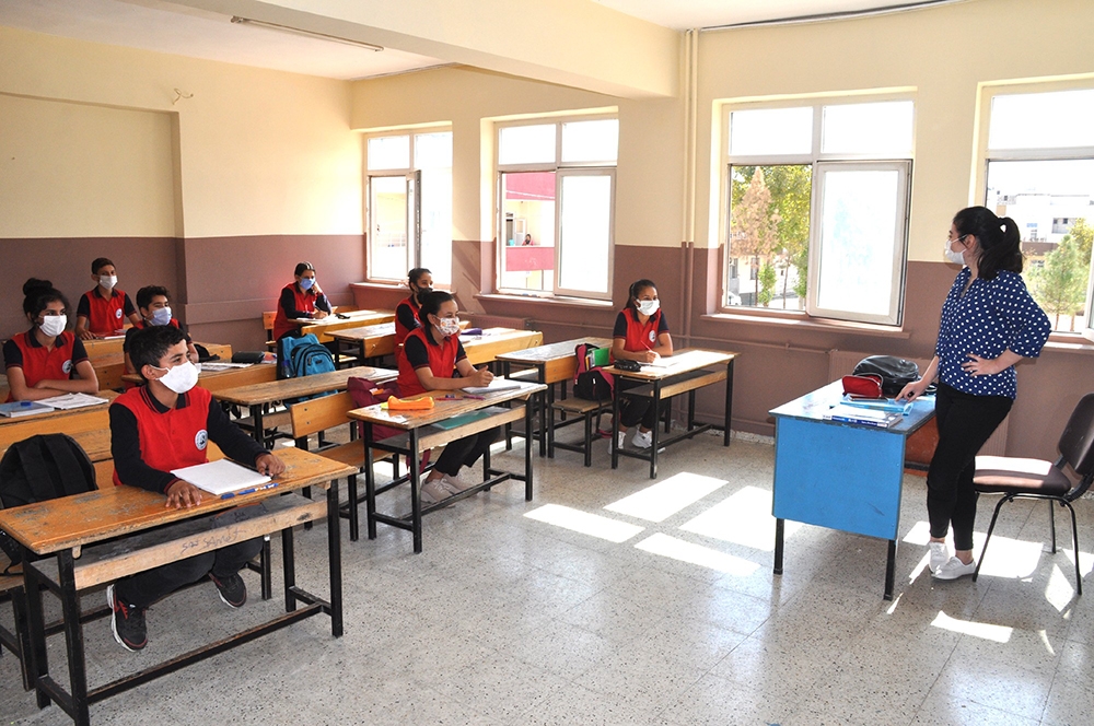 Sınırdaki öğrenciler uzun bir aradan sonra yüz yüze eğitimin sevincini yaşıyor