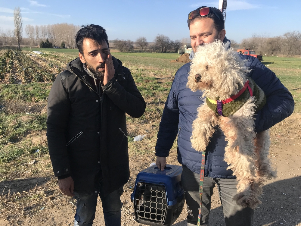 Sınırı geçerken 6 yıldır baktığı kedisi ve köpeğinden vazgeçti
