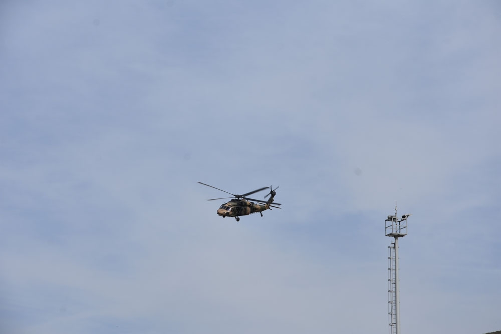 Sınırın sıfır noktasında helikopter hareketliliği