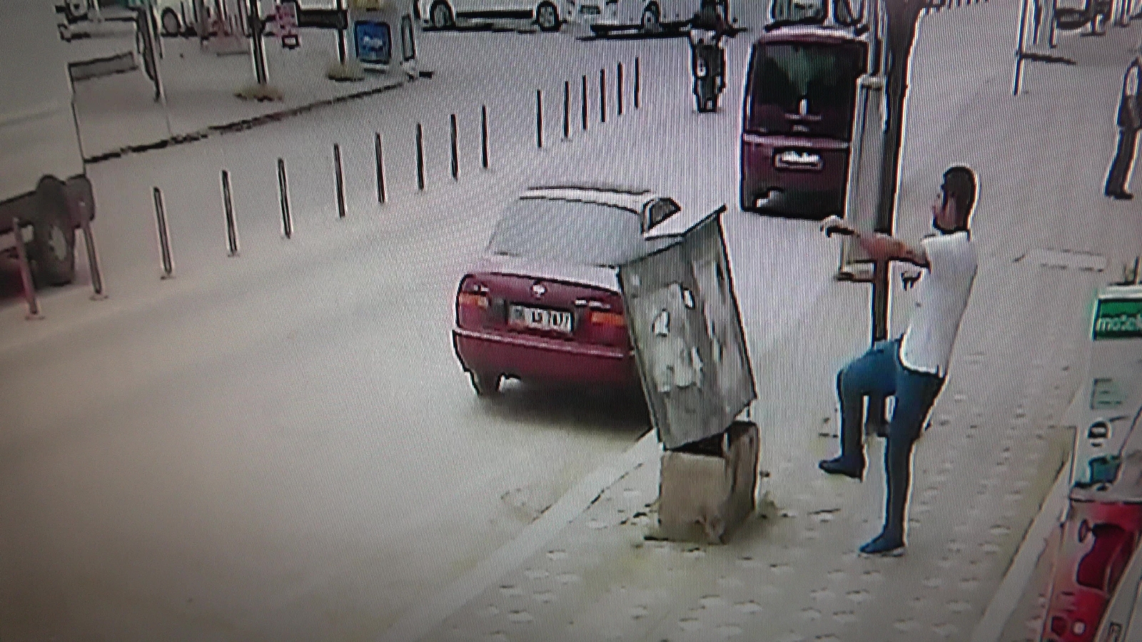 Sinirini çıkarmak için tekme atarak telefon panosunu böyle devirdi