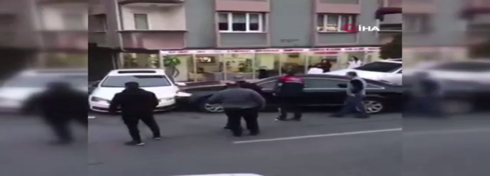 Sinirli sürücü otoparkın önünü kapatan araca defalarca böyle çarptı